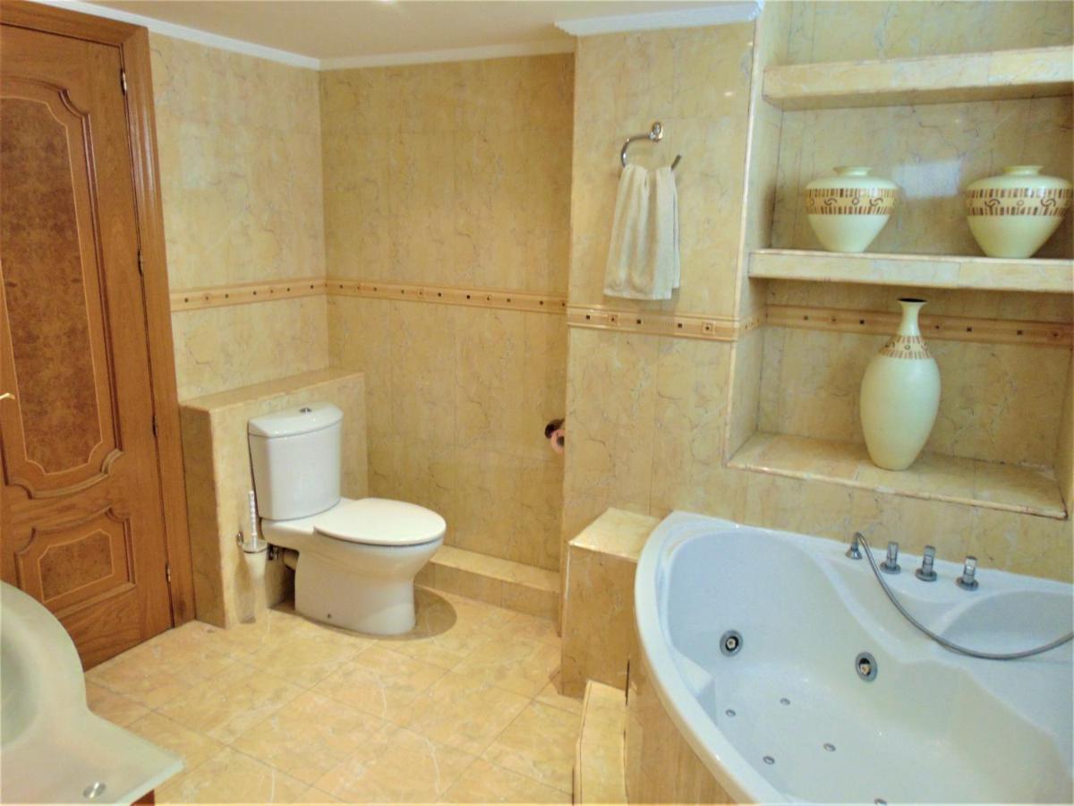 Beachfront, Two Bed- & Bathrooms, Private Parking Fuengirola Dış mekan fotoğraf
