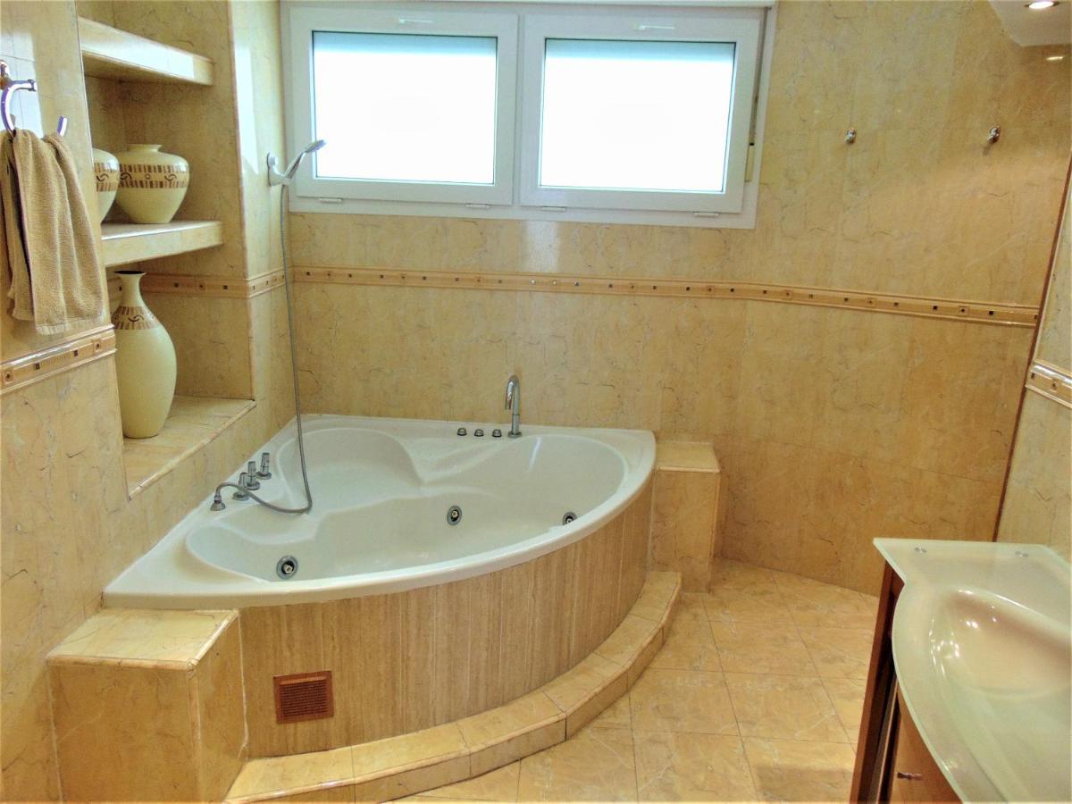 Beachfront, Two Bed- & Bathrooms, Private Parking Fuengirola Dış mekan fotoğraf